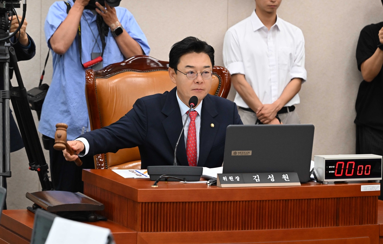 12일 오전 서울 여의도 국회에서 열린 산업통상자원중소벤처기업위원회 전체회의에서 김성원 위원장이 의사봉을 두드리고 있다. 이상섭 기자