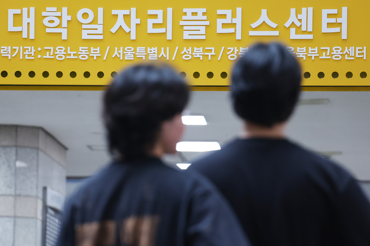 The share of young people who have gone more than a year after graduation without finding work has risen to its highest level since the 2008 global financial crisis, according to the Ministry of Statistics' supplementary survey on youth labor force participation for May 2026. Pictured is a job-placement center at a Seoul university. [Yonhap]