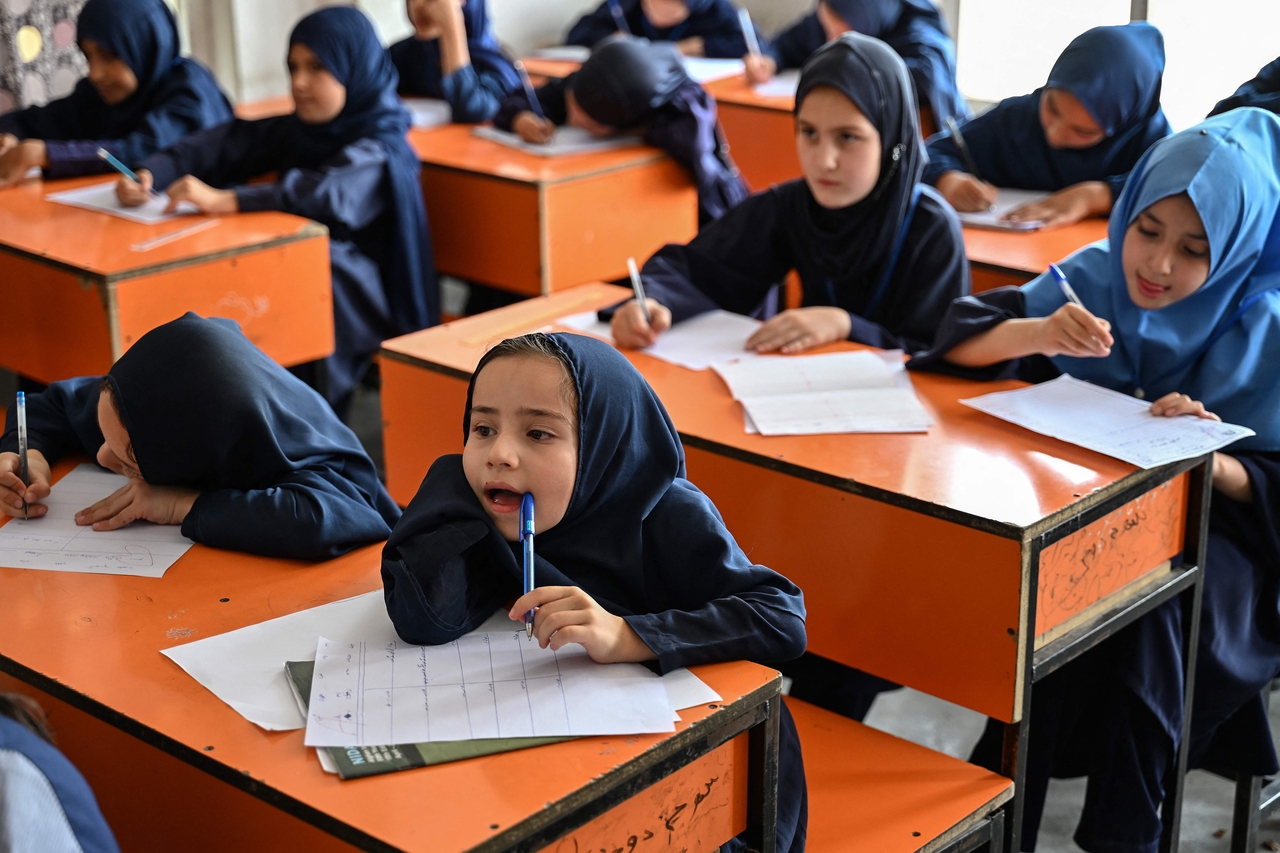 Afghan girls take an exam at a primary school in Kabul, Afghanistan, July 21. (AFP-Yonhap)