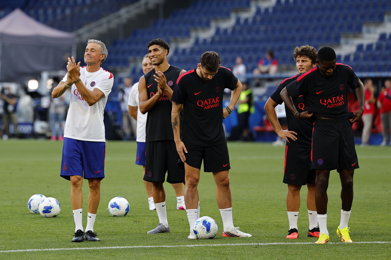 PSG's head coach Luis Enrique (left) leads the team's training session in Salzburg, Austria, Tuesday.    (EPA-Yonhap)
