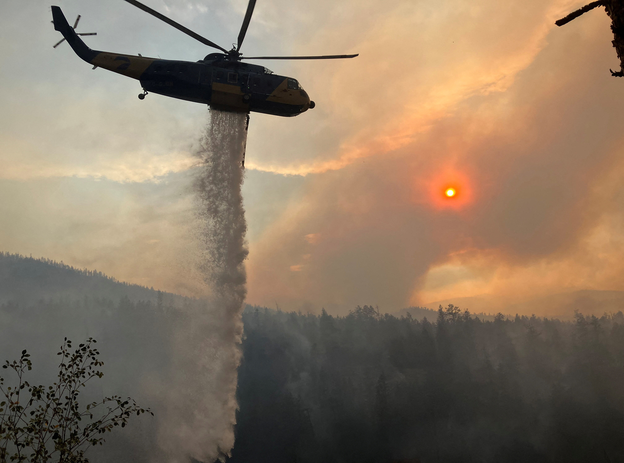 A helicopter drops water on the Bald Range wildfire near Summerland, British Columbia, Canada, Monday. (Reuters-Yonhap)