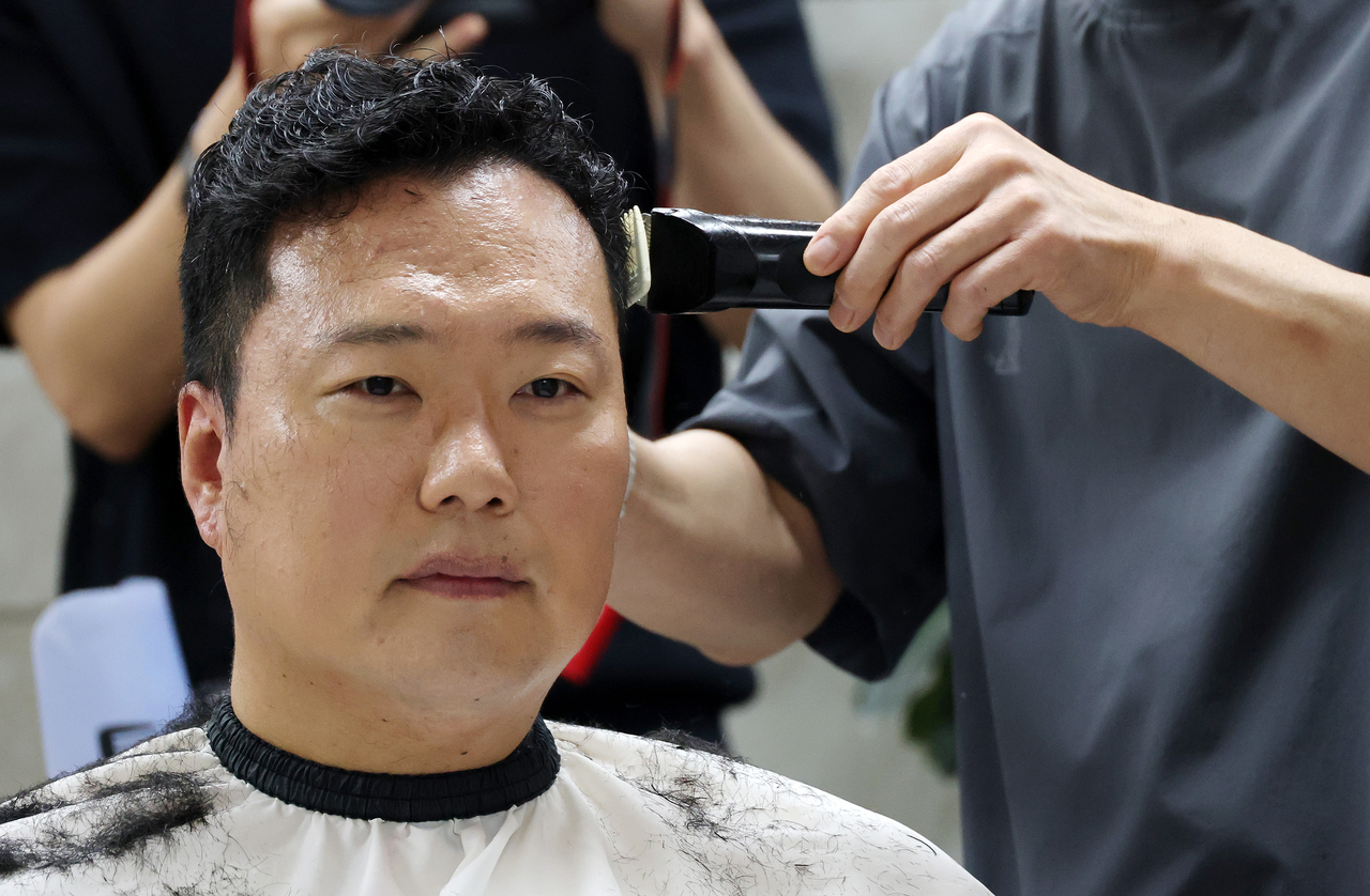 Reform Party floor leader Chun Ha-ram gets his hair cut at a barbershop inside the National Assembly in Seoul on Wednesday. (Yonhap)