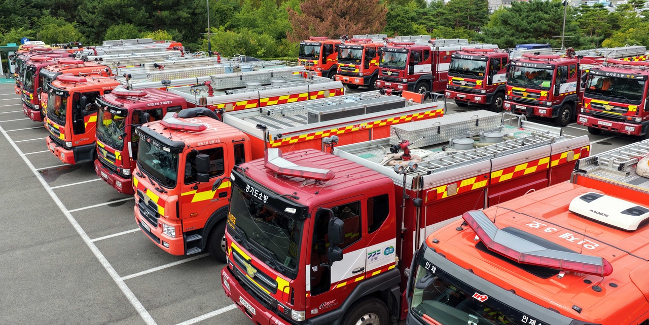 Fire trucks dispatched to help supply agricultural and household water to drought-stricken South Gyeongsang Province are parked at the Miryang Sports Complex in Miryang on Wednesday.  (Yonhap)