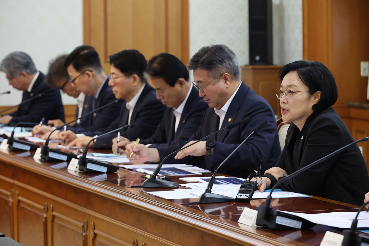 한성숙 국무총리가 12일 서울 종로구 정부서울청사에서 열린 대한민국 2045전략수립위원회 2차 회의에서 발언하고 있다. [연합]