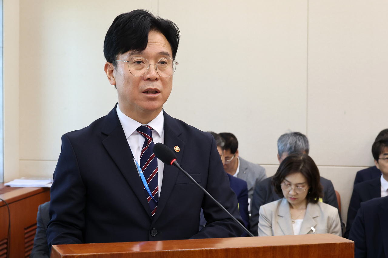 Labor Minister Kim Young-hoon speaks at the National Assembly in central Seoul on Wednesday. (Yonhap)