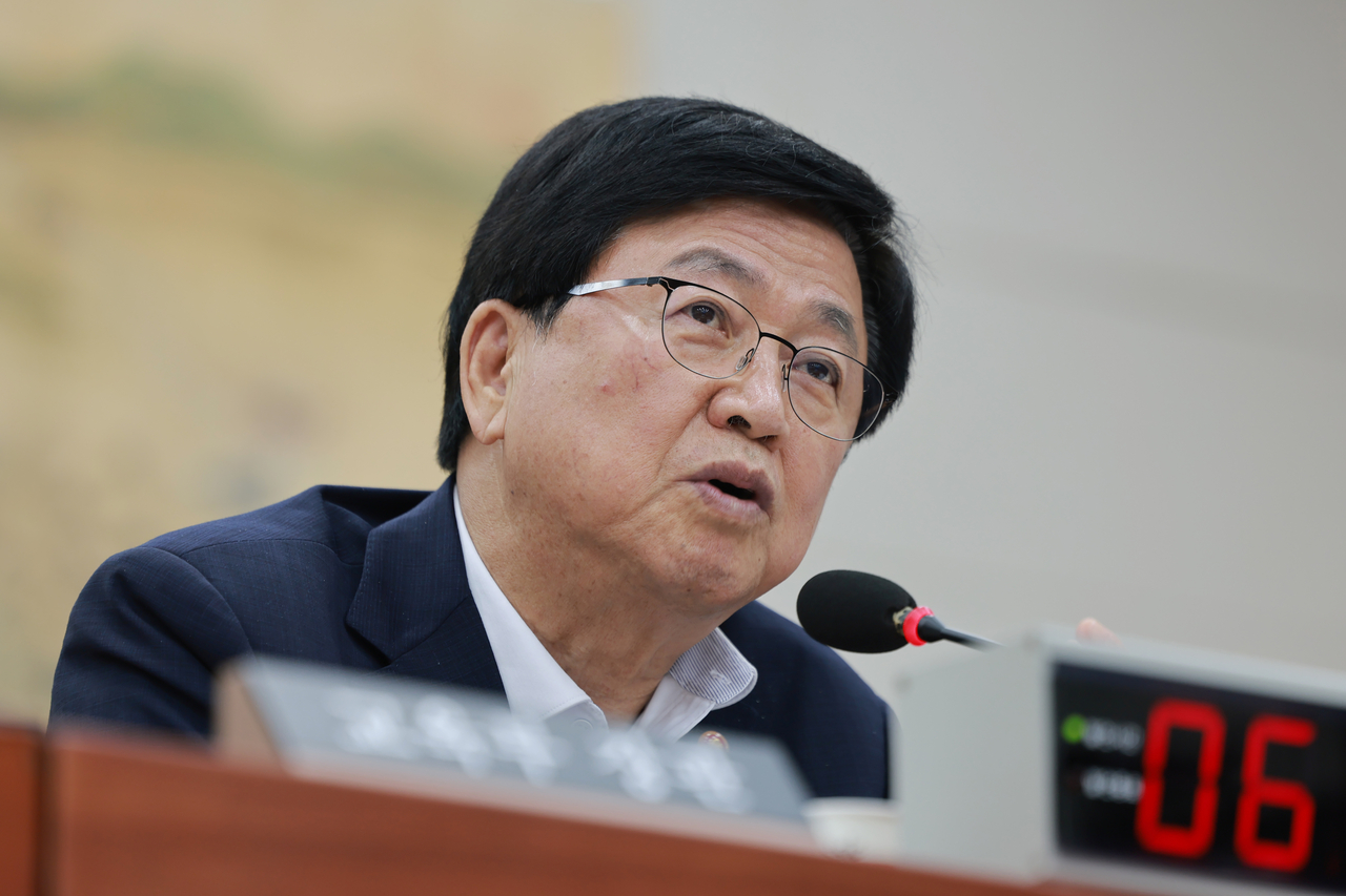 최교진 교육부 장관이 12일 국회 교육위원회 전체회의에서 의원 질의에 답하고 있다. [연합]