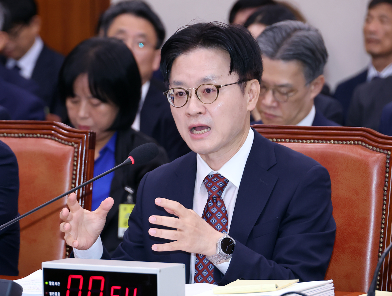 김정관 산업통상부 장관이 12일 국회에서 열린 산업통상자원중소벤처기업위원회 1차 전체회의에서 위원들의 질문에 답하고 있다. [연합]