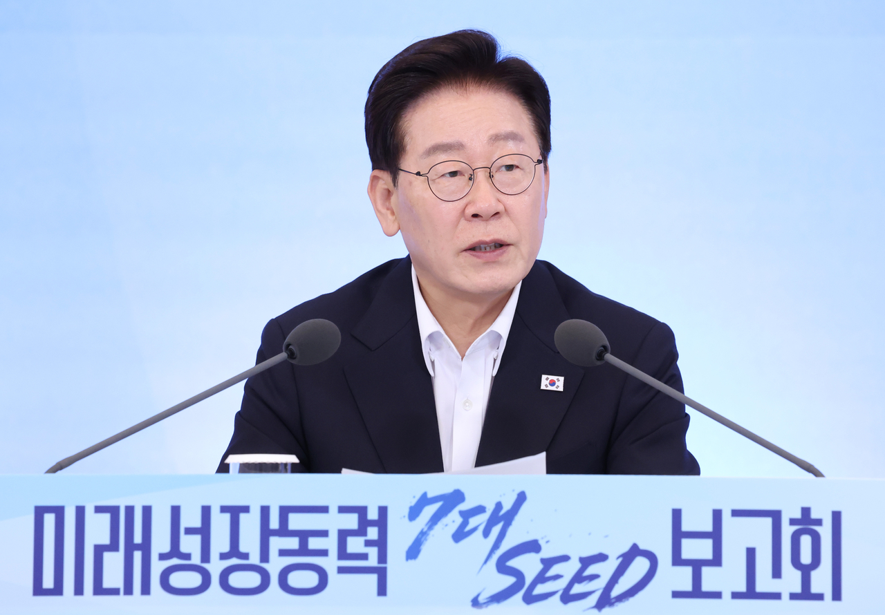 이재명 대통령이 12일 청와대에서 열린 미래성장동력 ‘7대 SEED’ 보고회에서 발언하고 있다. [연합]