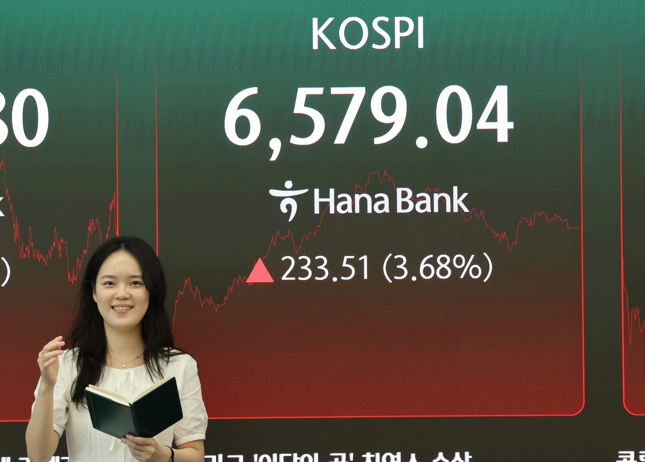 12일 서울 중구 하나은행 딜링룸 전광판에 코스피가 표시돼 있다. 이날 코스피는 233.51포인트(3.68%) 오른 6579.04로 장을 마쳤다. [연합]