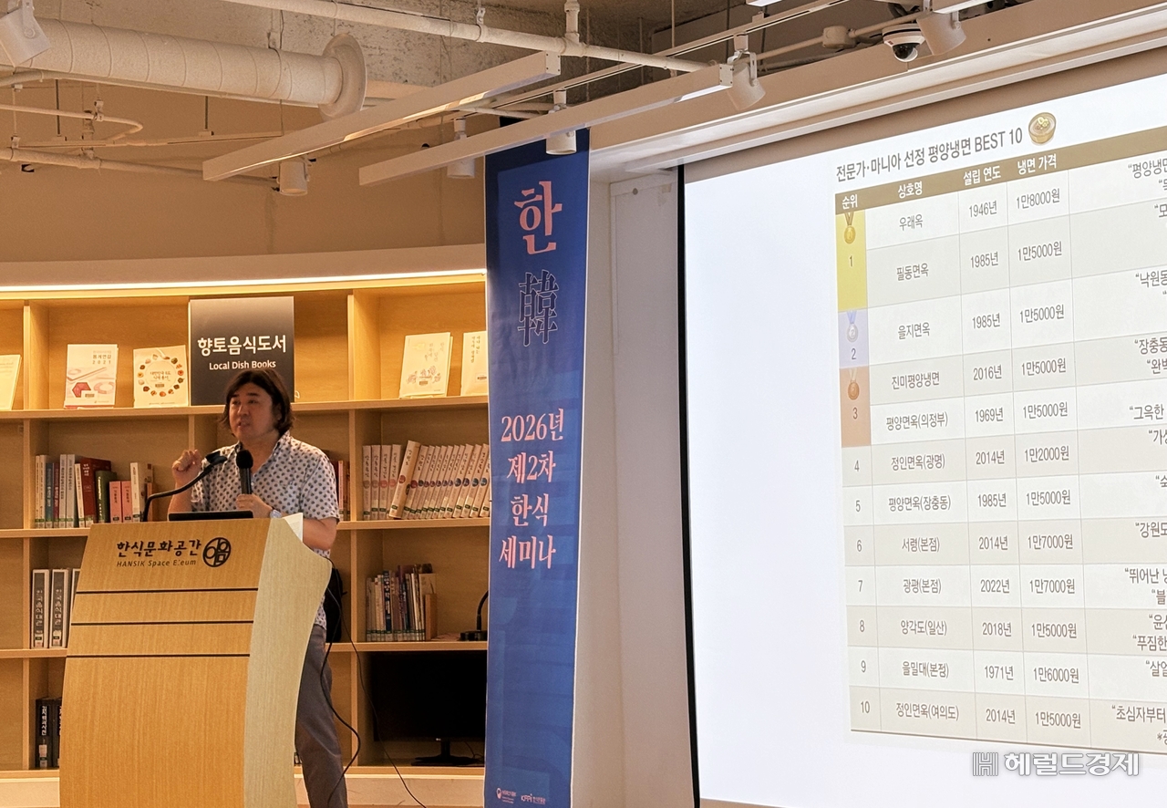 Food critic Lee Yong-jae delivers a lecture on the future direction of Pyongyang naengmyeon restaurants. (Yuk Seong-yeon)