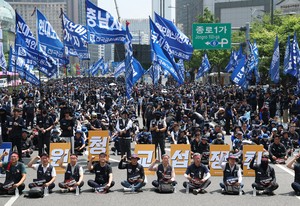 휴가 끝나자마자 파업 전운…갈길바쁜 K조선 생산 차질 우려 [비즈360]