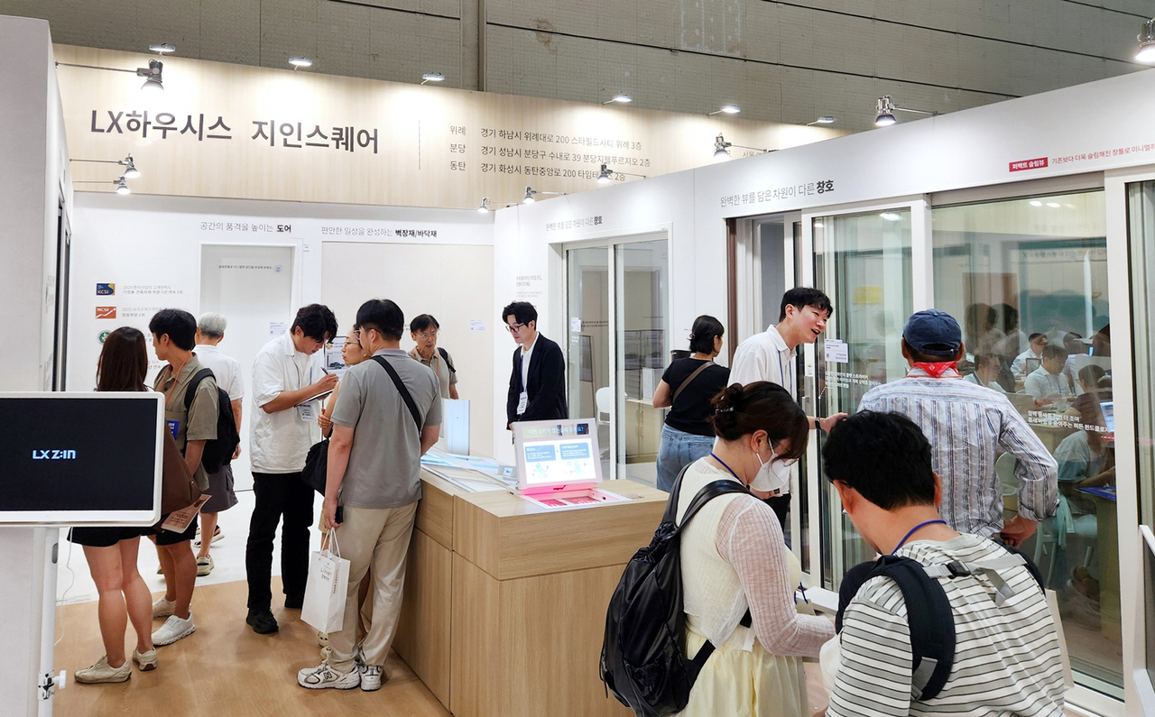 서울 코엑스에서 열린 ‘2026 코리아빌드위크’ LX하우시스 전시관에서 관람객들이 ‘뷰프레임’ 창호 등 고단열 창호 제품을 살펴보고 있다.  [LX하우시스]