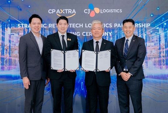 지난해 11월 태국 방콕에 위치한 CP 엑스트라 본사에서 진행된 체결식에서 (왼쪽부터) CP 엑스트라 티라유 송벳카셈 최고디지털책임자와 타닛 치라바논 대표, CJ대한통운 신영수 대표이사와 조나단 송 글로벌사업부문 대표가 기념촬영을 하고 있다. [CJ대한통운 제공]