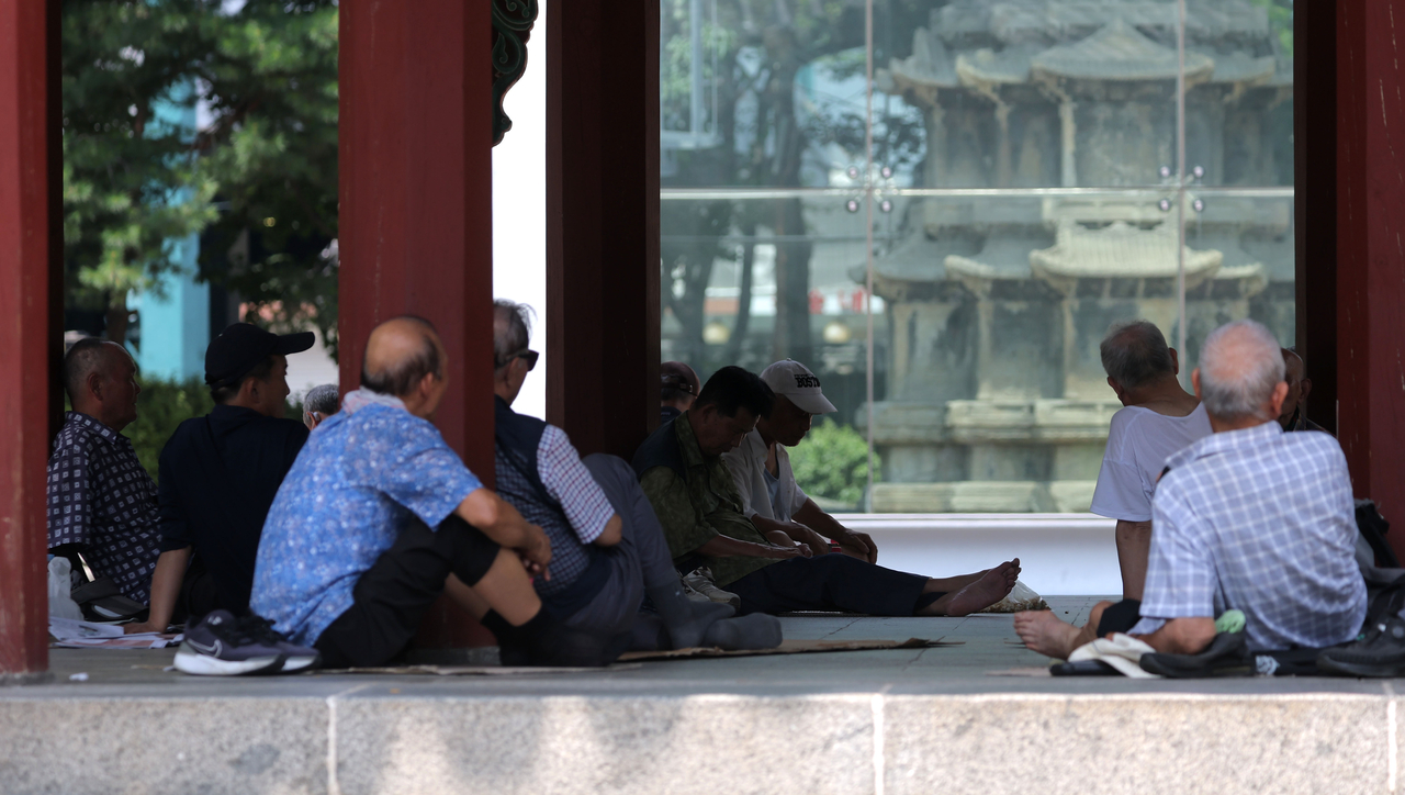 Senior citizens rest at a pavilion in Tapgol Park in Jongno-gu, Seoul, on Aug. 3. (Yonhap)