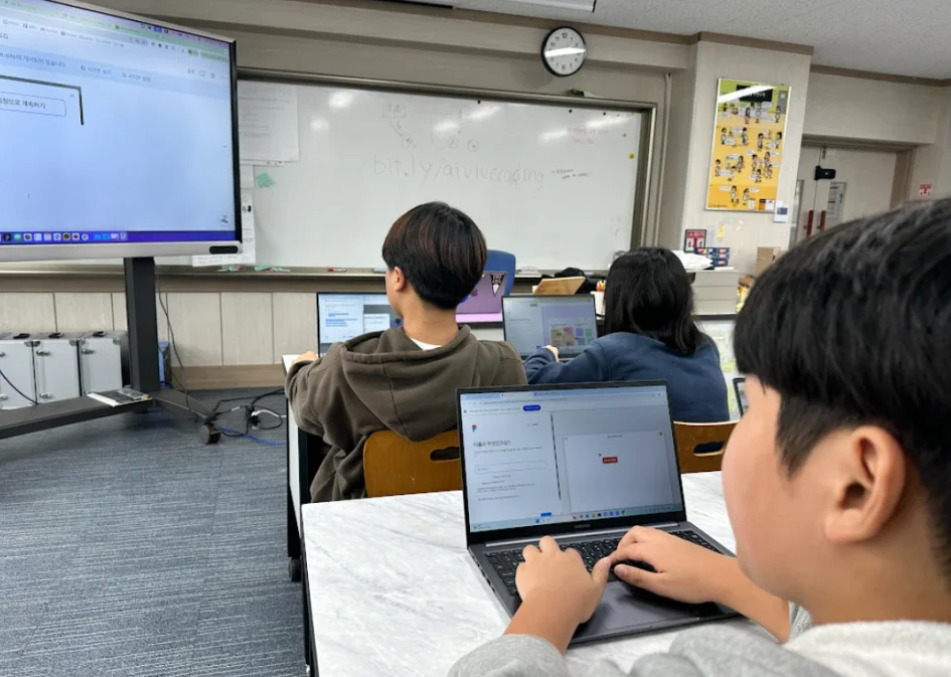 Students at Naechon Middle School in Pocheon, Gyeonggi Province, take a vibe coding class provided by Gyopool Edu, a company specializing in AI-integrated education for elementary, middle and high school students. (Gyopool Edu)
