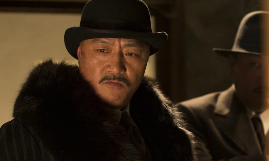 An online post claiming that Kang In-guk — the character played by Lee Gyeong-yeong in the film "Assassination" who desperately pursues a gold mine concession — closely resembles the author's own great-grandfather has gone viral. [Still from "Assassination"]