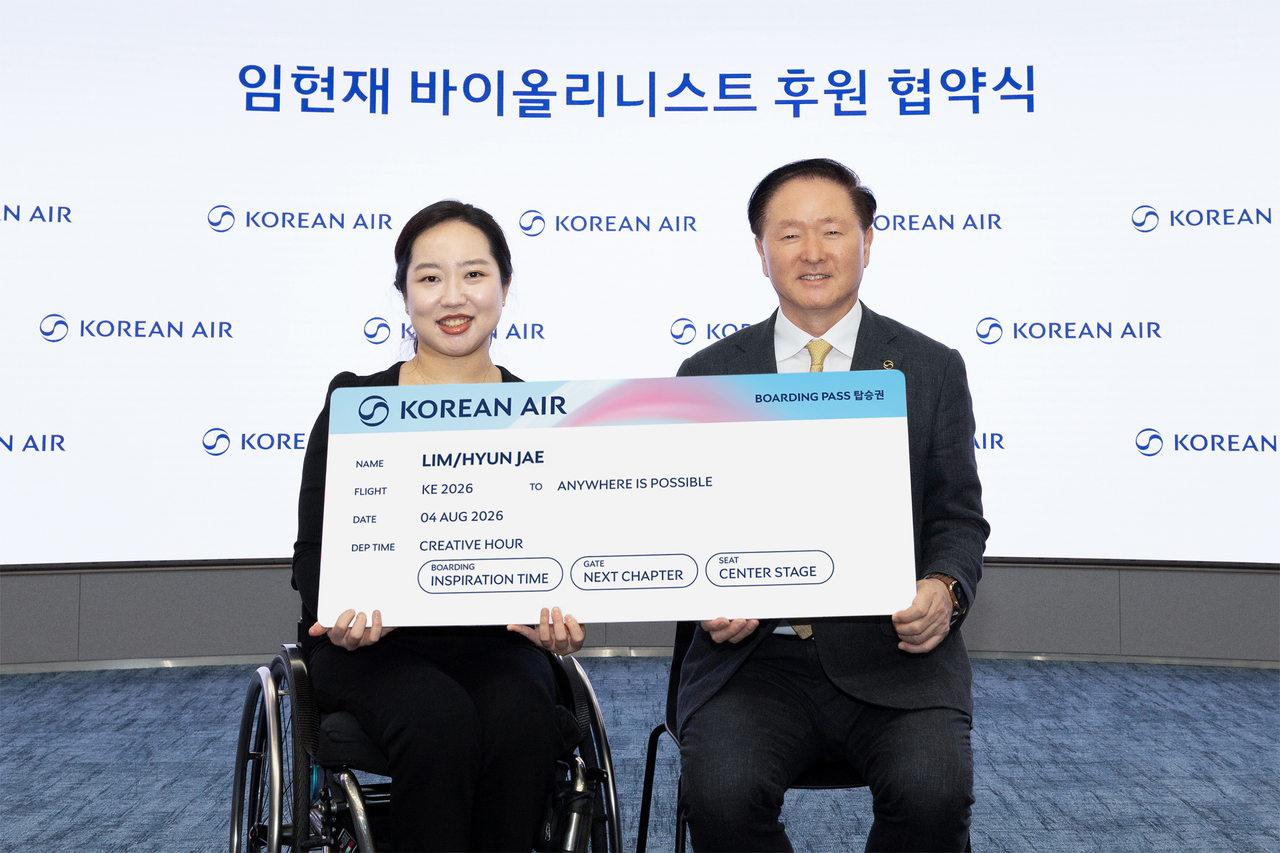 우기홍 대한항공 부회장(오른쪽)과 임현재 바이올리니스트가 모형 항공권을 들고 기념 촬영을 하고 있다. [대한항공 제공]