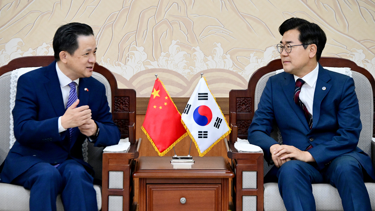 박찬대 인천광역시장<우측>이 13일 시청 접견실에서 다이 빙 주한중국대사와 한·중 우호협력 방안을 논의하고 있다. [인천시 제공]