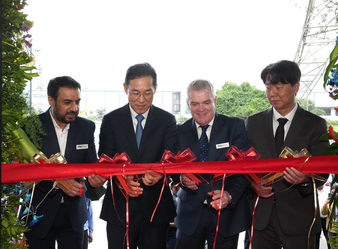 From left: Devraj Singh, head of Asia sales at FlaktGroup; Kim Cheol-gi, executive vice president and head of Samsung Electronics’ Digital Appliances business; David Dorney, CEO of FlaktGroup; and Lim Seong-taek, executive vice president and head of the HVAC business team at Samsung Electronics’ Digital Appliances division, cut the ribbon at the opening ceremony for FlaktGroup’s new production line in Pune, India, Wednesday. (Samsung Electronics)