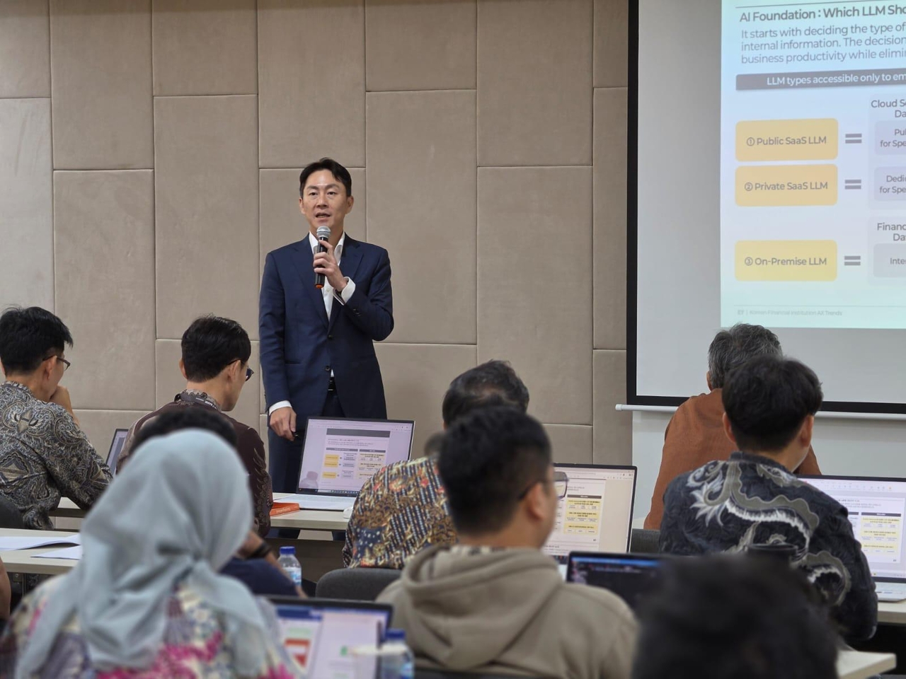 기동간 EY한영 금융사업부문 파트너가 인도네시아 주요 금융기관 대상 ‘한국 금융권 AX(AI Transformation) 추진 동향’ 세미나에서 보안 및 리스크 관점의 AI 아키텍처를 설명하고 있다. [EY한영 제공]