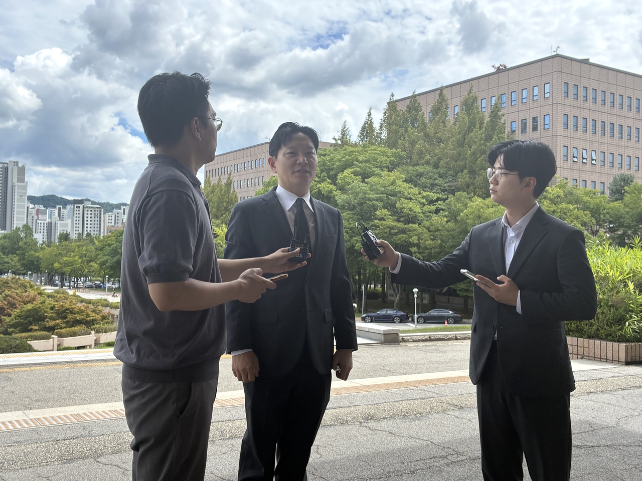 박상용 인천지검 부부장검사가 13일 오후 경기 과천 법무부 청사에서 열린 법무부 감찰위원회에 출석하며 취재진에게 발언하는 모습. 최의종 기자