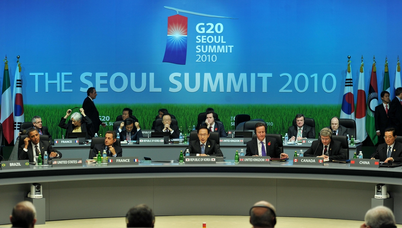 President Lee Myung-bak (center) delivers opening remarks while chairing the Group of 20 summit at Coex in Seoul in November 2010, joined by world leaders including US President Barack Obama (left), French President Nicolas Sarkozy (second from left), British Prime Minister David Cameron (third from right), Canadian Prime Minister Stephen Harper (second from right) and Chinese President Hu Jintao. The Seoul summit was the first G20 leaders’ meeting hosted by an Asian or emerging economy. (Presidential Archives)