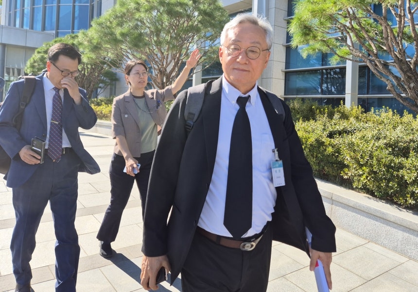 박판준 육사 총동창회 회장이 12일 서울 용산구 국방부에서 안규백 국방부 장관과 사관학교 통합 정책 관련 논의를 마친 후 청사를 나서고 있다. [연합]