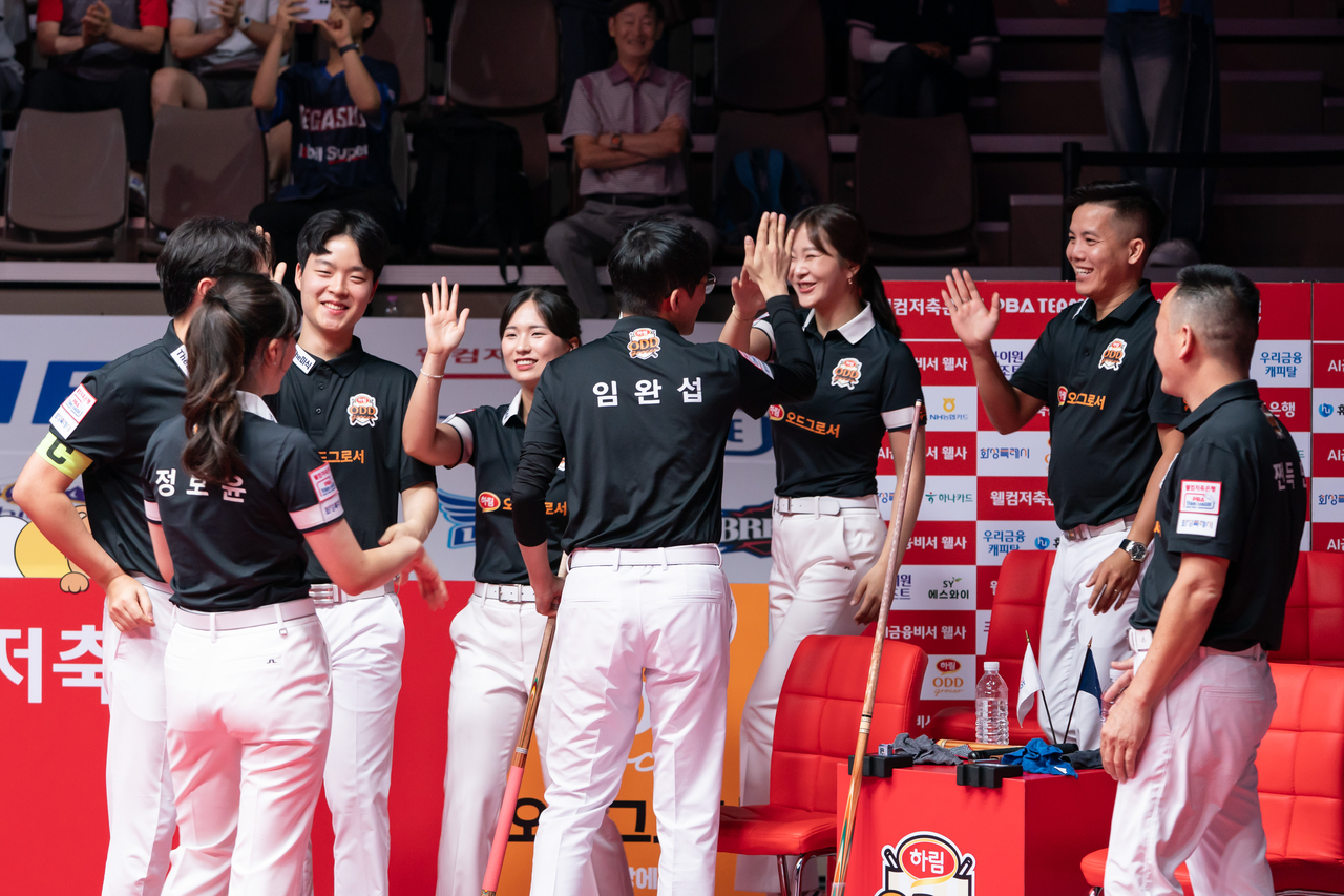 Harin players exchange high-fives after their victory.
