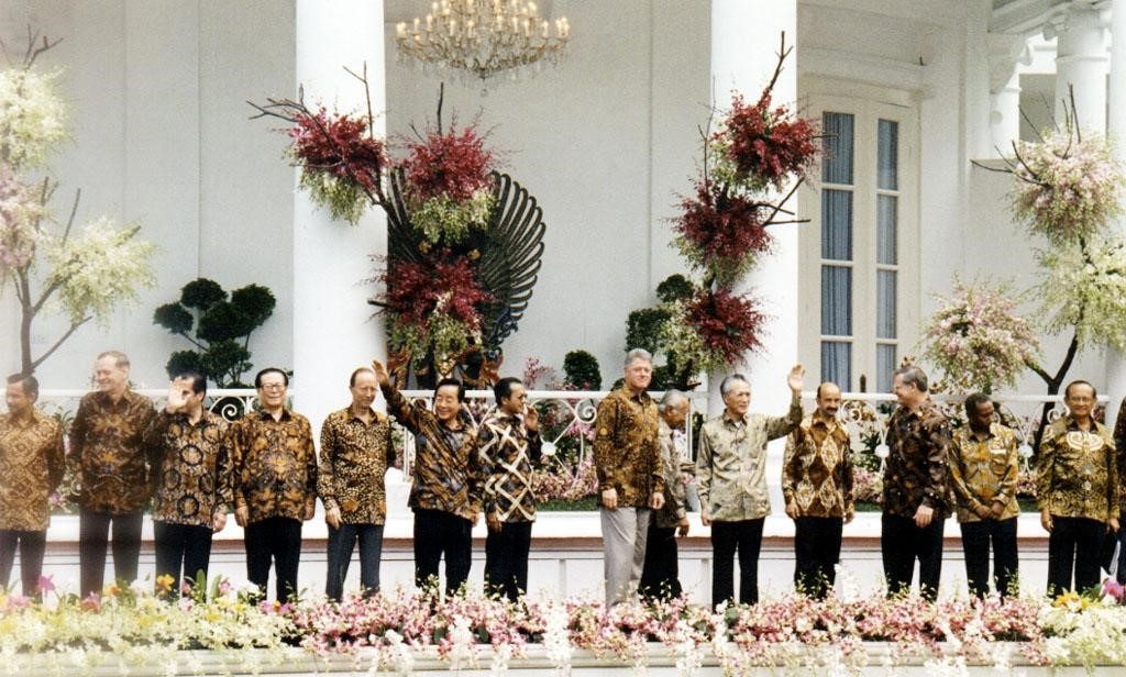 President Kim Young-sam poses for a group photo with fellow leaders at the second APEC Economic Leaders’ Meeting in Bogor, Indonesia, in November 1994. Wearing traditional Indonesian batik, the leaders adopted the Bogor Goals, committing APEC economies to the long-term liberalization of trade and investment. (Presidential Archives)