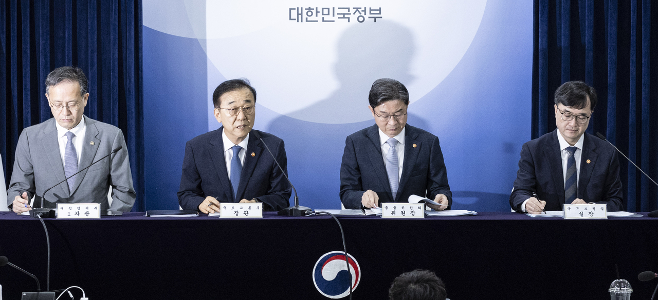 김윤덕 국토교통부 장관이 13일 오전 서울 종로구 정부서울청사에서 전월세 및 매매시장 안정을 위한 주택 신속공급 방안 브리핑을 하고 있다. 왼쪽부터 이형일 재정경제부 1차관, 김 장관, 이억원 금융위원장, 임기근 국무조정실장. 윤창빈 기자