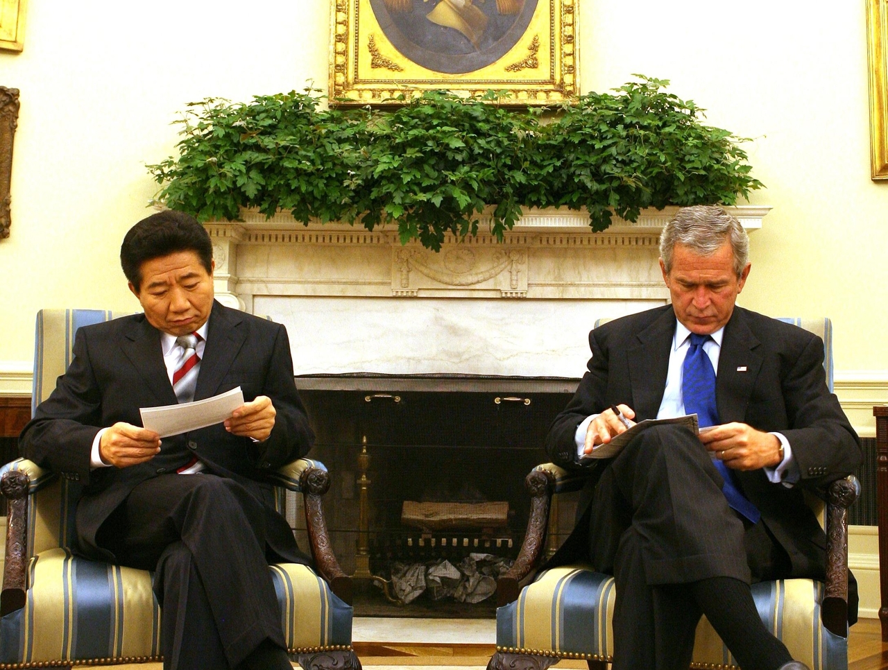 President Roh Moo-hyun meets with US President George W. Bush at the White House in Washington on Sept. 14, 2006. The two leaders agreed to pursue a comprehensive joint approach aimed at reviving the six-party talks and addressing North Korea’s nuclear issues. (Presidential Archives)