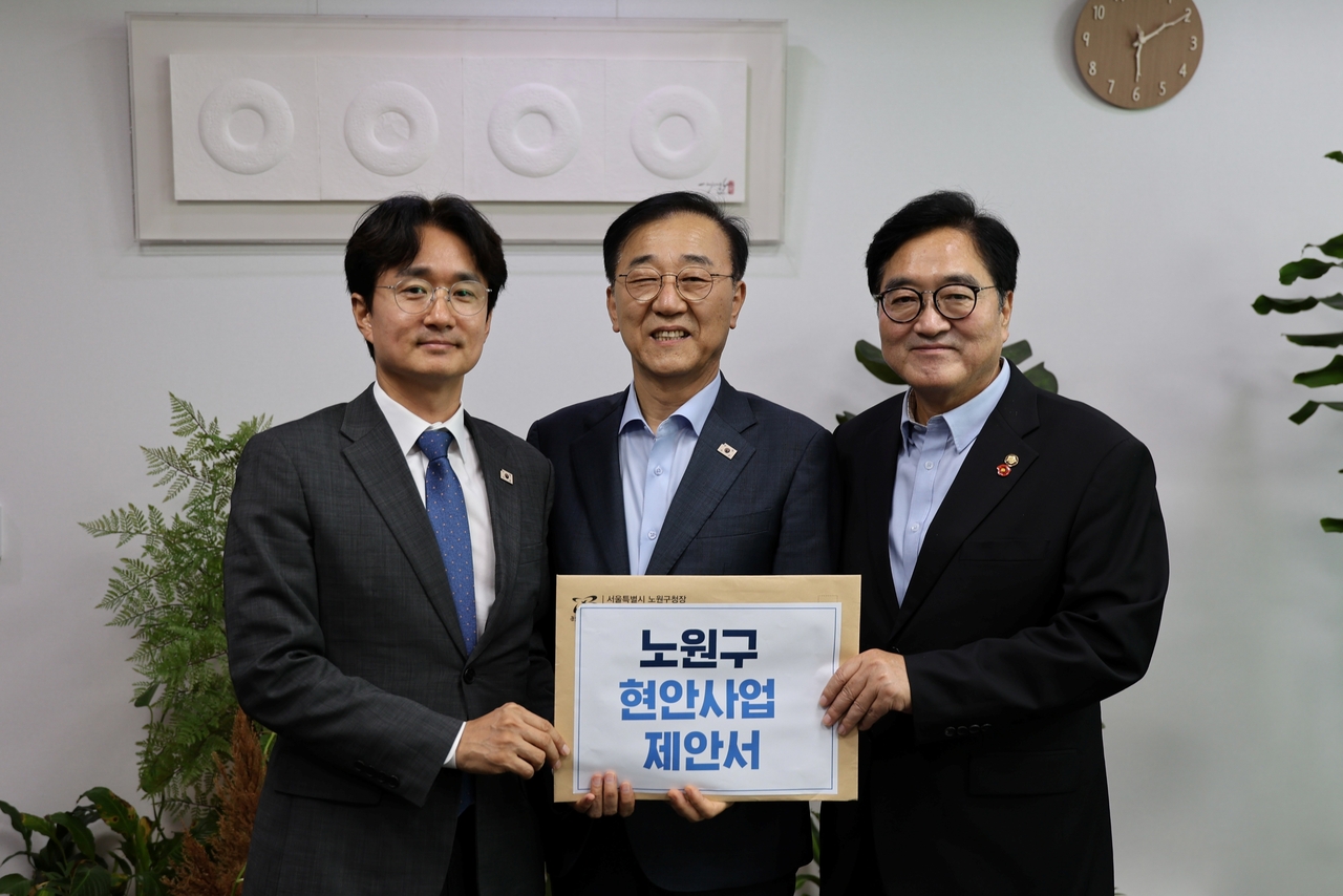 서준오 노원구청장(왼쪽)이 김윤덕국토부장관(가운데)을 만나 지역 개발 현안을 전하고 있다.