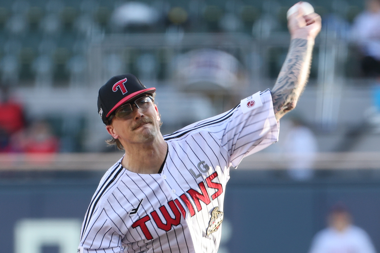 LG Twins starting pitcher Lachlan Wells pitches against the Kiwoom Heroes during the clubs' Korea Baseball Organization regular-season game at Jamsil Baseball Stadium in Seoul in this July 29, 2026, file photo. (Yonhap)