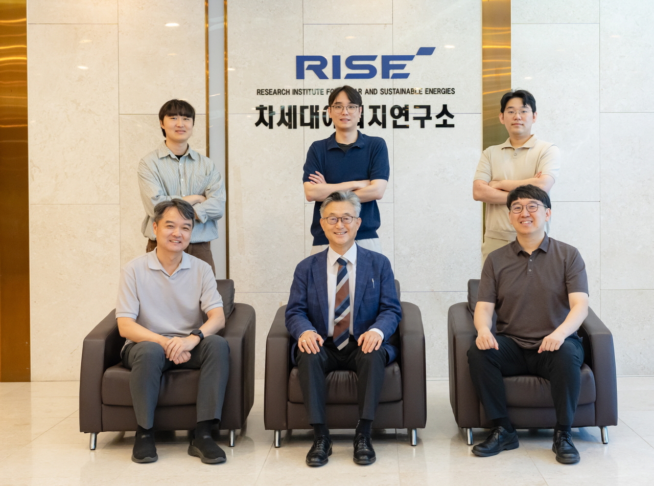 From left in the front row: Hong Seok-won, professor in the Department of Chemistry at GIST; Lee Gwang-hee, director of the World's First Perovskite Solar Cell Commercialization Strategy Research Project; and Kang Hong-gyu, deputy director of the Next-Generation Energy Research Institute. From left in the back row: Kim Sang-jin, doctoral student in the Department of Chemistry; Ki Tae-yun, researcher at the Heeger Center for Advanced Materials; and Kim Sang-jo, researcher at the Next-Generation Energy Research Institute. [Provided by GIST]