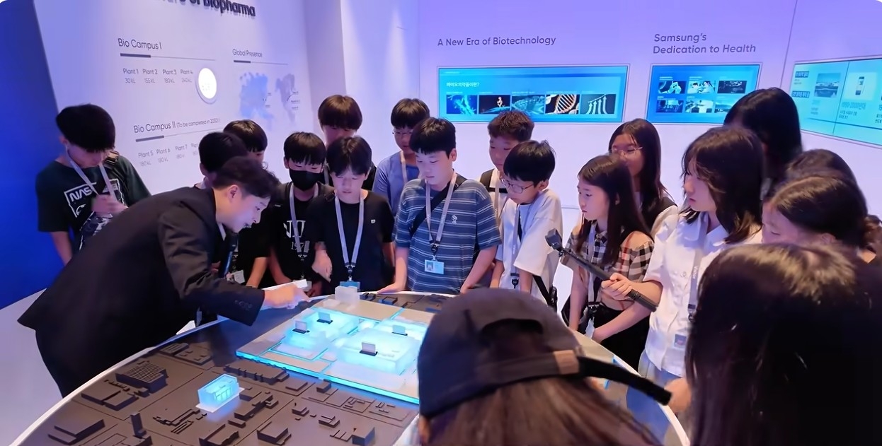 A scene from the "Elementary Schoolers Who Became Real Samsung Group Employees" episode of the YouTube channel "Teacher Lee's Video Diary." [Screen capture from YouTube channel "Teacher Lee's Video Diary"]
