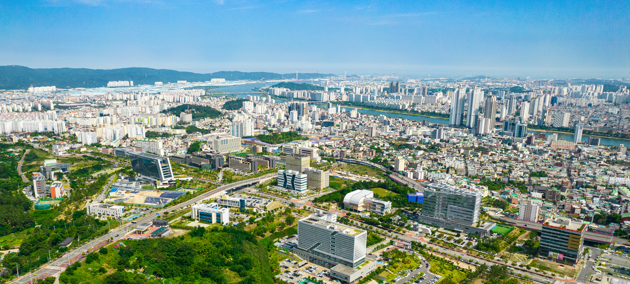 울산의 진산 함월산에서 바라본 울산 시가지 전경. [울산시 제공]