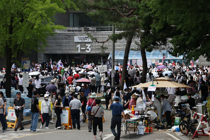 Protesters rally outside the SK Olympic Handball Gymnasium in southeastern Seoul on Monday over ballot shortages during the June 3 local elections. (Yonhap)