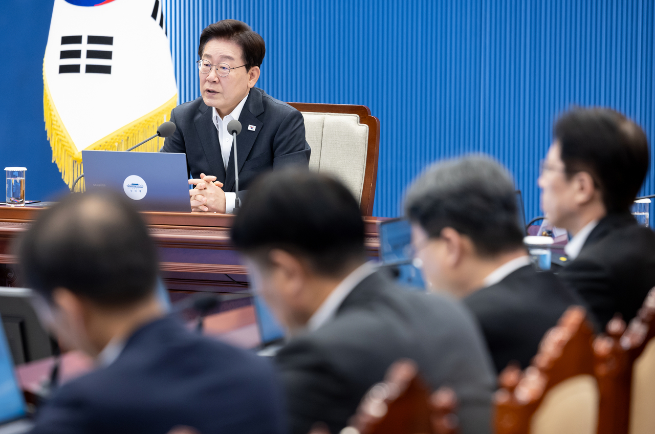 이재명 대통령이 13일 청와대에서 열린 수석보좌관회의에서 발언하고 있다. [연합]