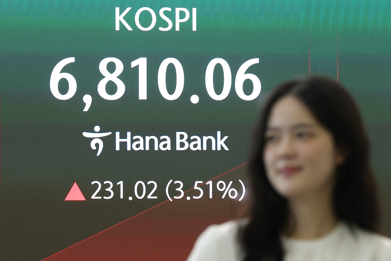 An electronic board showing the Korea Composite Stock Price Index at a dealing room of the Hana Bank headquarters in Seoul on Thursday. (Yonhap)