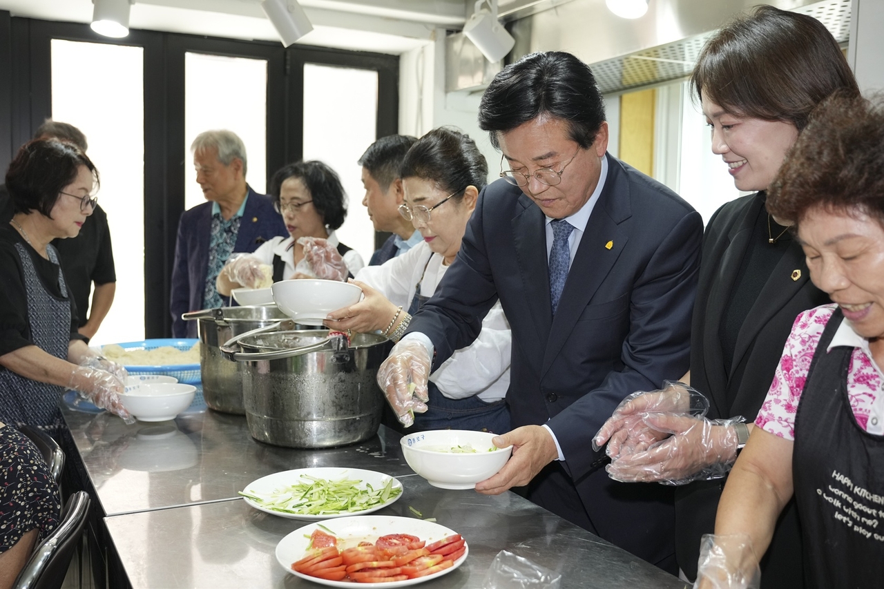 유찬종 종로구청장 콩국수 나눔 참여
