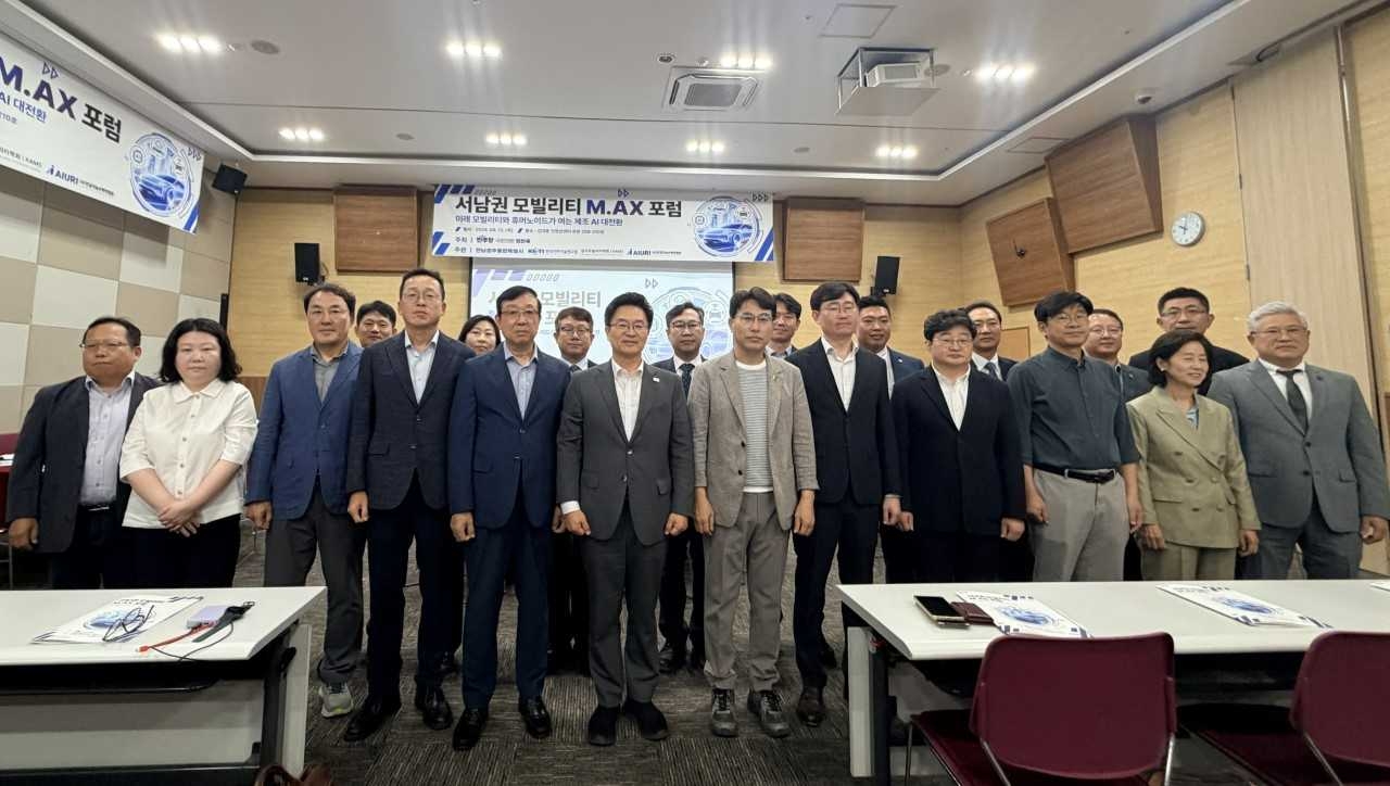 전남광주통합특별시는 13일 김대중컨벤션센터에서 산·학·연·관 관계자 100여 명이 참석한 가운데 ‘미래 모빌리티와 휴머노이드가 여는 제조 AI 대전환’을 주제로 ‘서남권 모빌리티 M.AX 포럼’을 개최했다.