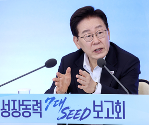 Lee's approval rating hits record low since inauguration: poll