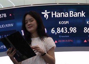 ‘반값’된 삼전, 주주환원 기대감 품고 반등