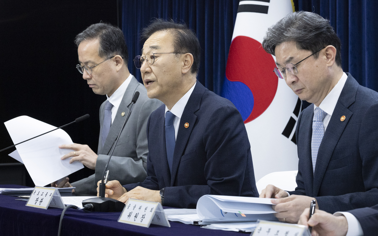 김윤덕(가운데) 국토교통부 장관이 13일 오전 서울 종로구 정부서울청사에서 전월세 및 매매시장 안정을 위한 주택 신속공급 방안 브리핑을 하고 있다. 왼쪽부터 이형일 재정경제부 1차관, 김 장관, 이억원 금융위원장.  윤창빈 기자