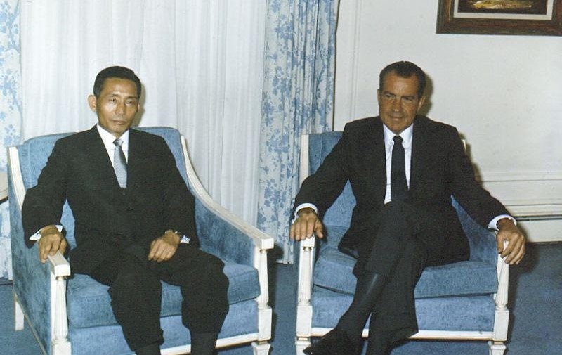 President Park Chung-hee holds a summit with US President Richard Nixon in San Francisco on Aug. 22, 1969. The meeting came shortly after Nixon announced his new Asia policy, known as the Nixon Doctrine. (Presidential Archives)