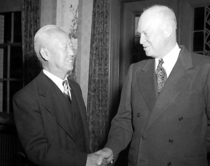 Syngman Rhee, South Korea’s first president, shakes hands with US President-elect Dwight D. Eisenhower at the presidential residence in Busan, then the country’s wartime capital, in December 1952. (Presidential Archives)