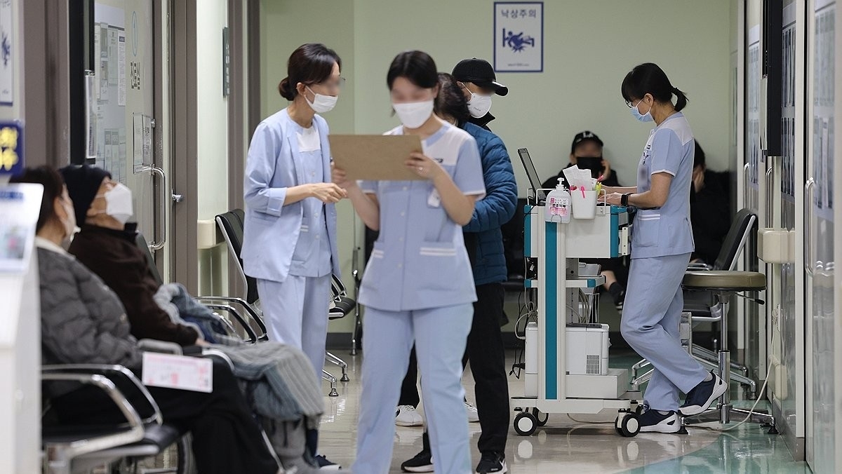 서울의 한 대학병원에서 간호사들이 분주히 움직이고 있다. [연합]