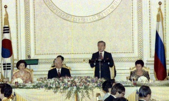 President Roh Tae-woo (second from right) delivers remarks at an official dinner with Russian President Boris Yeltsin in Seoul on Nov. 19, 1992, during Yeltsin’s first official visit to South Korea following the collapse of the Soviet Union. (Presidential Archives)