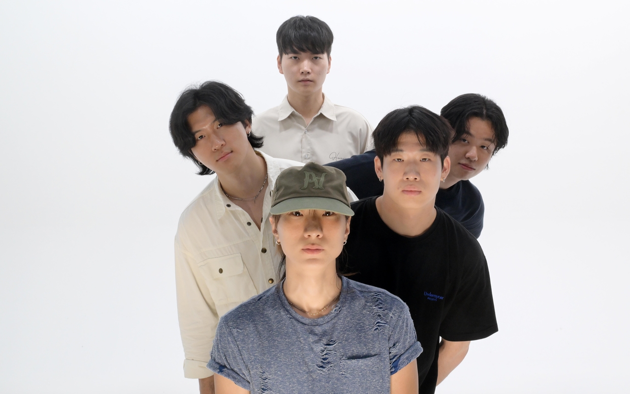 Seodo Band poses for a photo before an interview with The Korea Herald's building in Seoul, Aug. 6. (Lee Sang-sub/The Korea Herald)