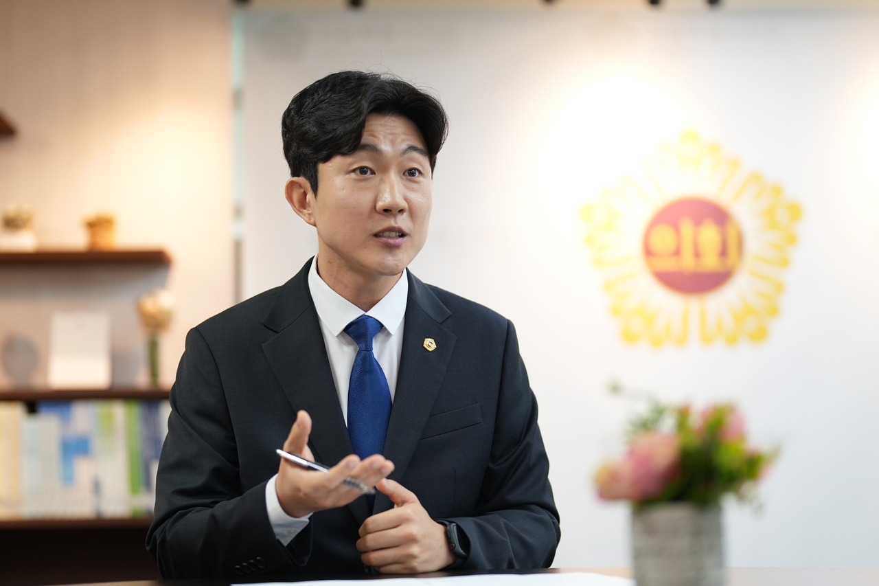 홍재희 환경수자원위원회 부위원장이 13일 서울시의회 의원회관 도서관에서 진행된 헤럴드경제와의 인터뷰에서 집행부에 대한 감시·견제 역할에 대해 설명하고 있다. 양정원 기자
